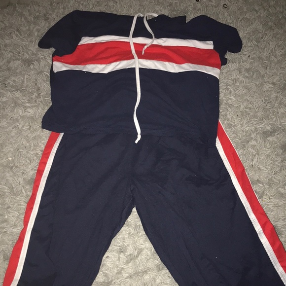 A 2 piece set size large - Picture 1 of 1